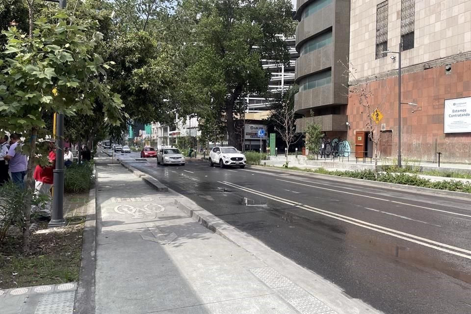 El tramo de la Avenida Ocampo que comprende de Juárez a Emilio Carranza se ve afectado por las aguas negras que salen de un registro de Agua y Drenaje.