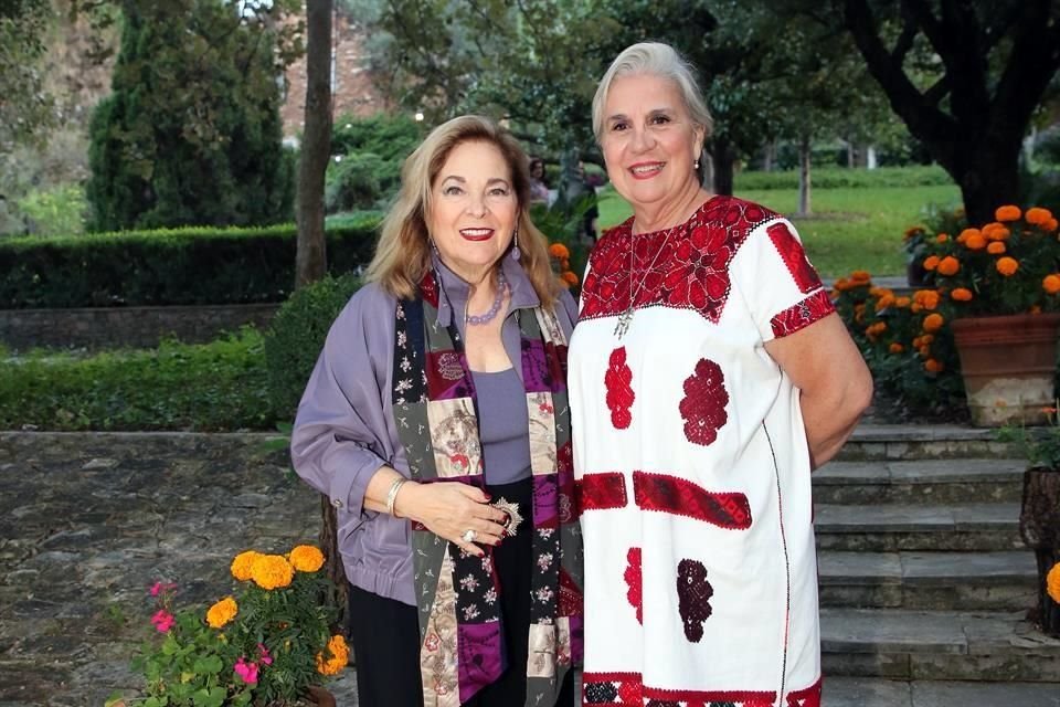 Liliana Melo de Sada (izq.) y Carmen Farías llamaron a apoyar a la asociación.