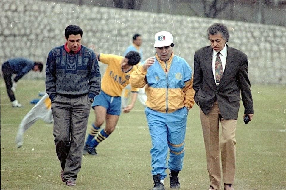 El ex directivo de Tigres Roberto Chapa (der.) con el entrenador Carlos Reinoso durante un entrenamiento.
