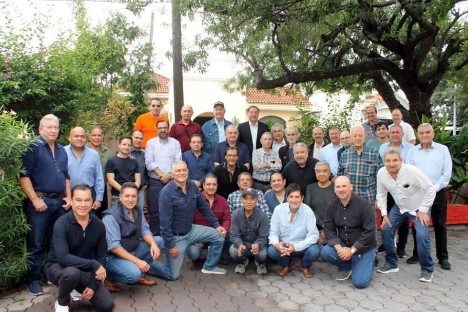 Ricardo Cantú con un grupo de amigos.