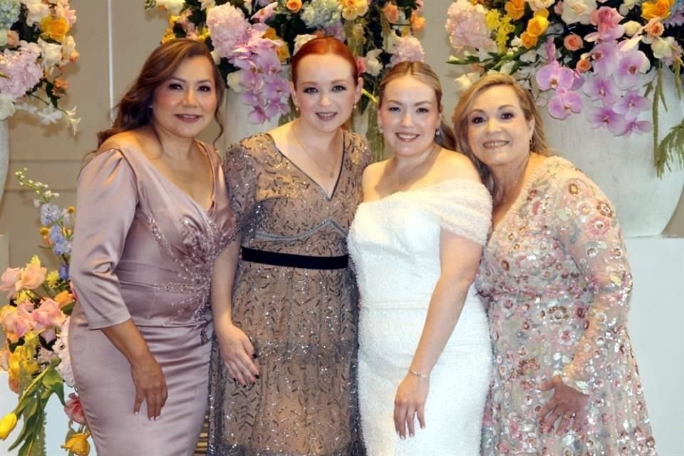 Rosa Nelly Flores de González, Lulú Morales, Mayela Liliana Morales Caballero y María de Lourdes Caballero de Morales