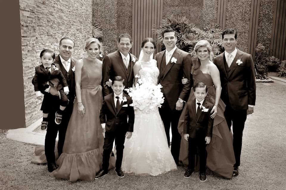 Con su familia el día de su boda.