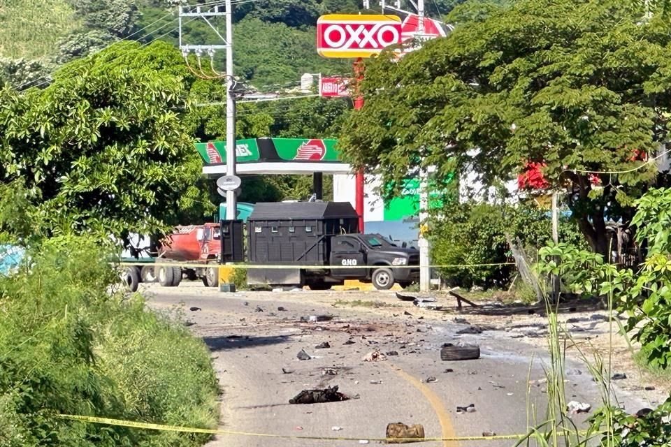 En el poblado de Las Tunas, en Tecpan de Galeana, se dio otro enfrentamiento y dejaron al menos  un vehículo abandonado.