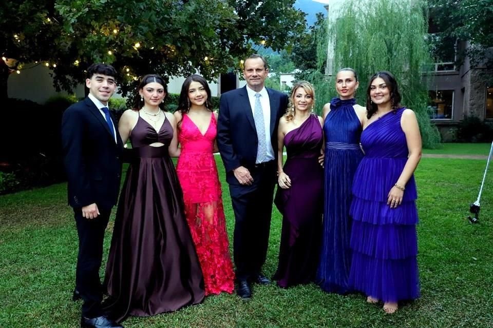 Calvin Handy, Daniela Gil de Leyva, Mia Gil de Leyva, Thomas Hiesberger, Viviana Guajardo, Clara Hiesberger y Valeria Gil de Leyva