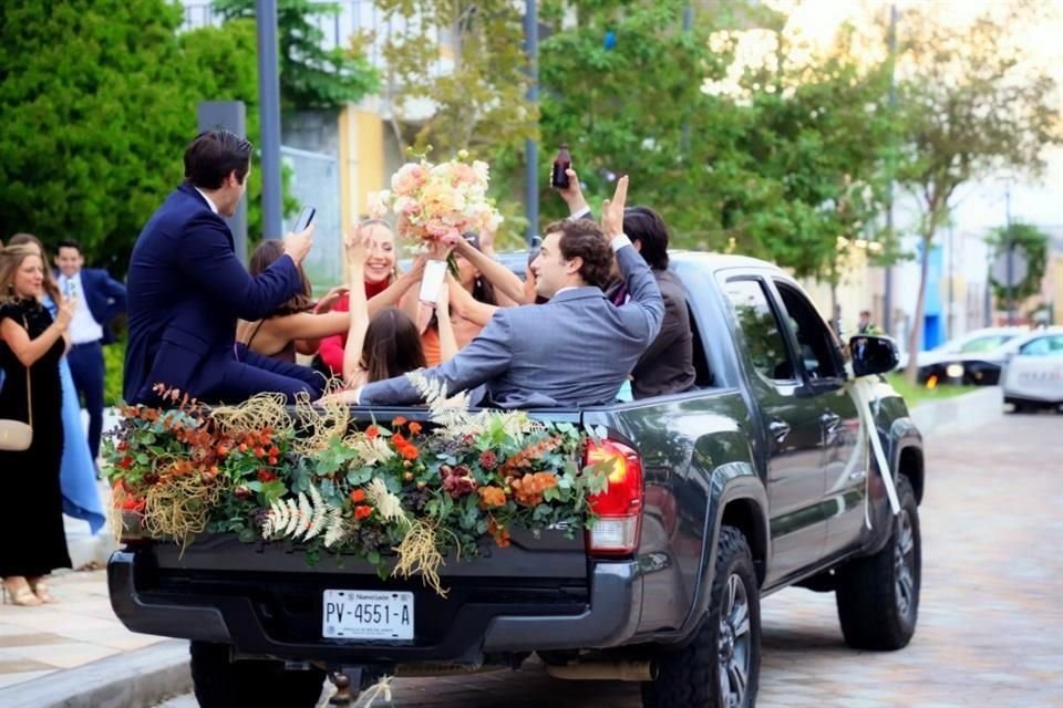 Amigos de los novios, los acompañaron en su trayecto a la recepción.