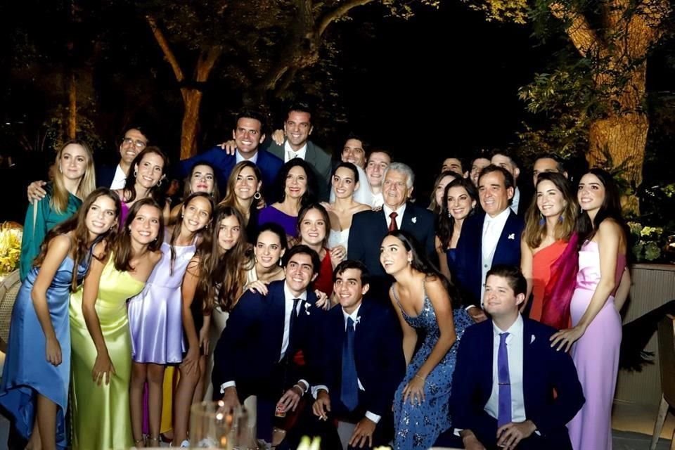 La pareja con su seres queridos.