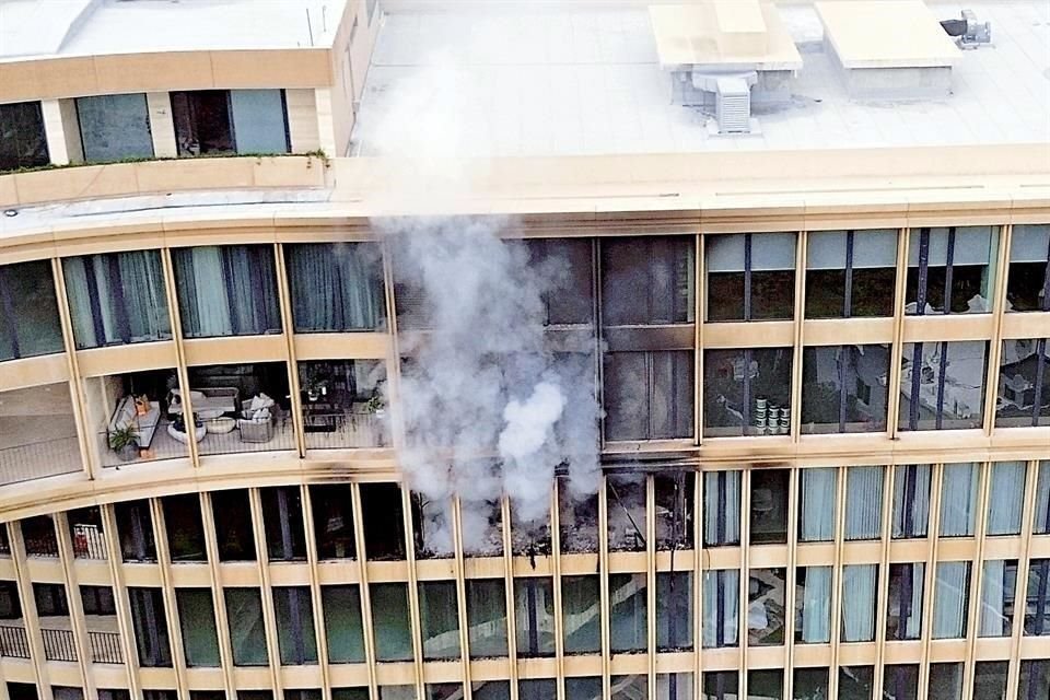 Los sistemas internos contra incendio del edificio funcionaron, pero no son compatibles con el equipo de Bomberos de Nuevo León.