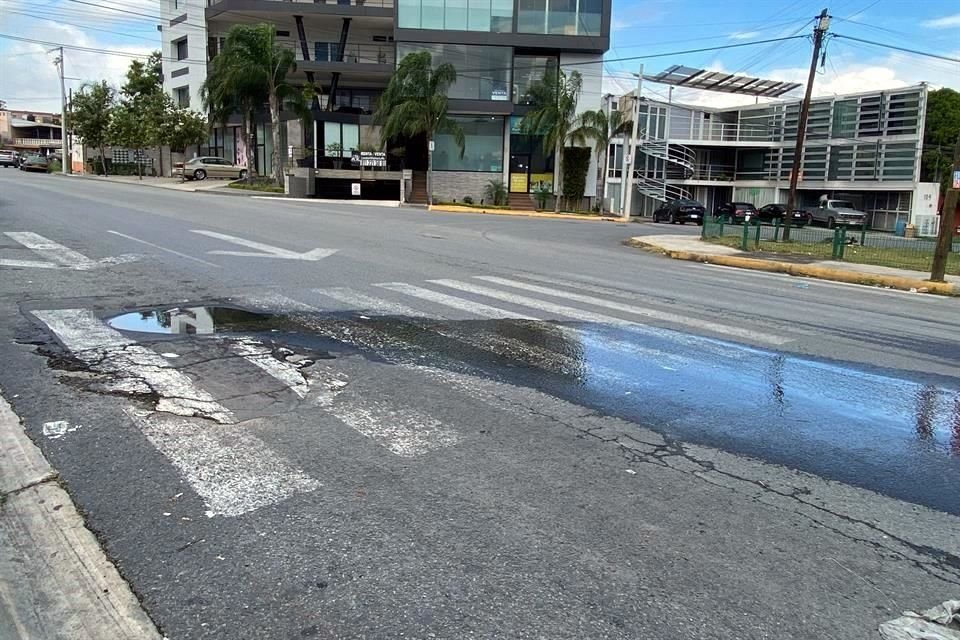 La fuga de agua se ubica en Cumbres segundo sector, en la calle Paseo de la Montaña.