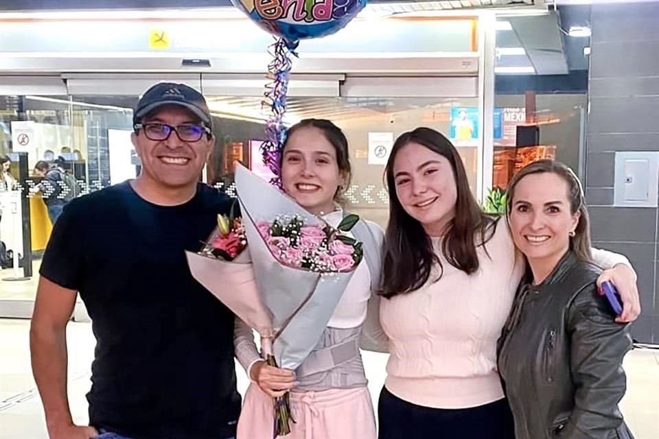 Amigos y familiares recibieron a la ciclista Jacqueline Tamez (segunda a la izquierda) en el Aeropuerto Internacional de Monterrey.