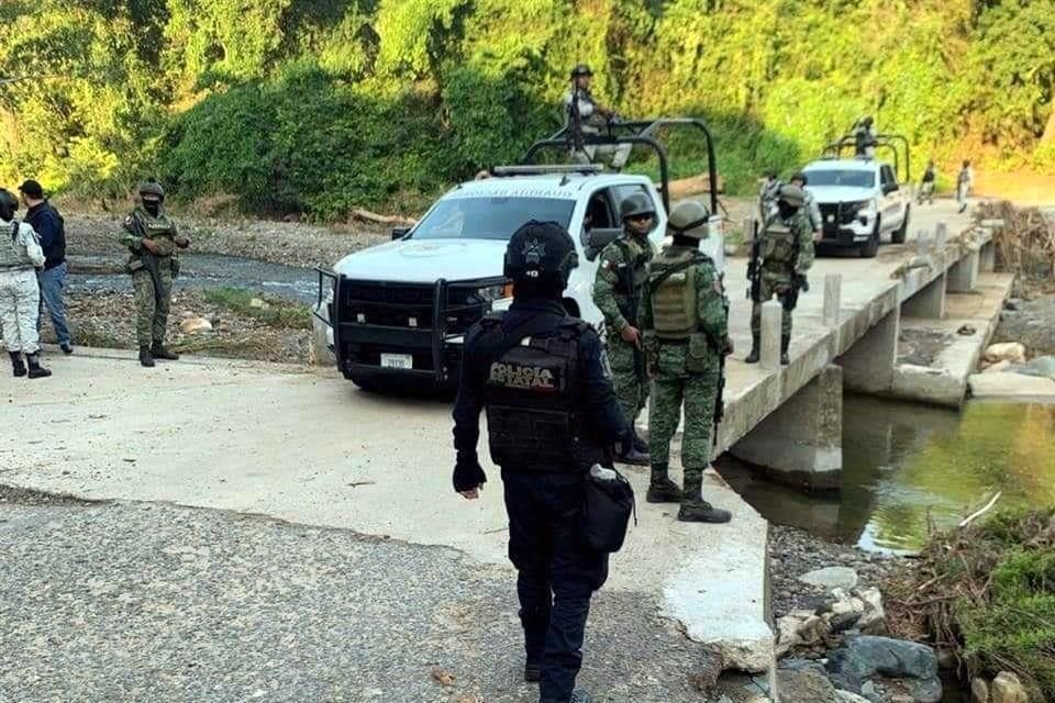 La Secretaría de la Defensa Nacional (Sedena) informó que una base de operaciones del Ejército que se encuentra en esta misma localidad fue atacada con armas de fuego.