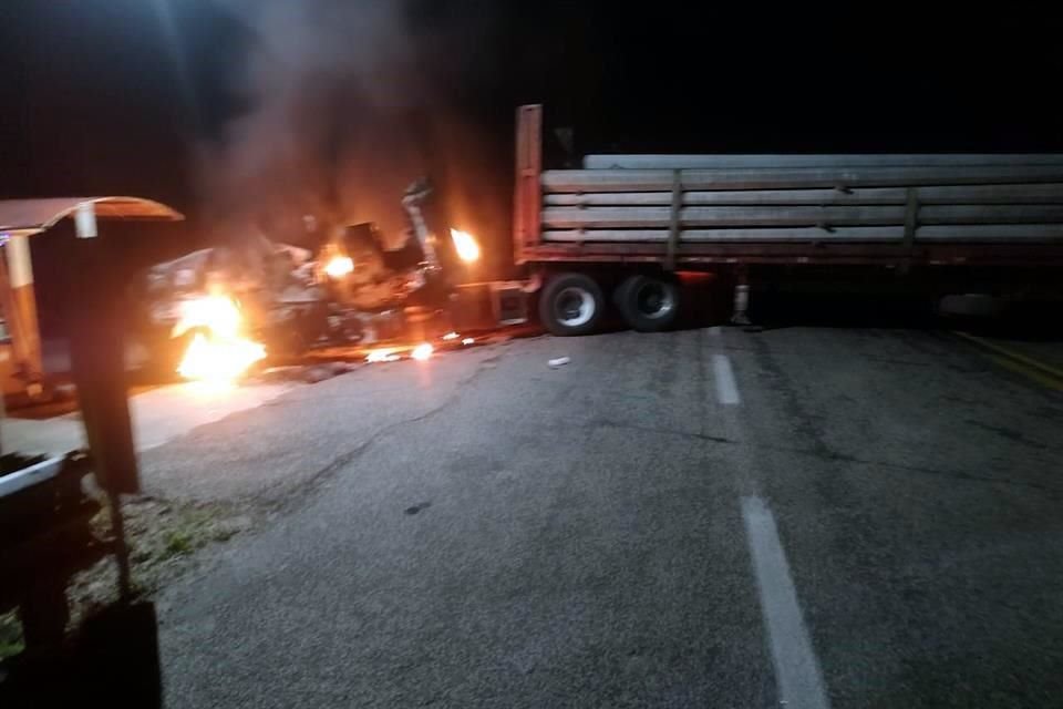 De acuerdo con habitantes de Tecpan, hubo al menos tres enfrentamientos más, uno de los cuales derivó en el incendio de un tráiler que un grupo armado atravesó en el libramiento La Independencia.