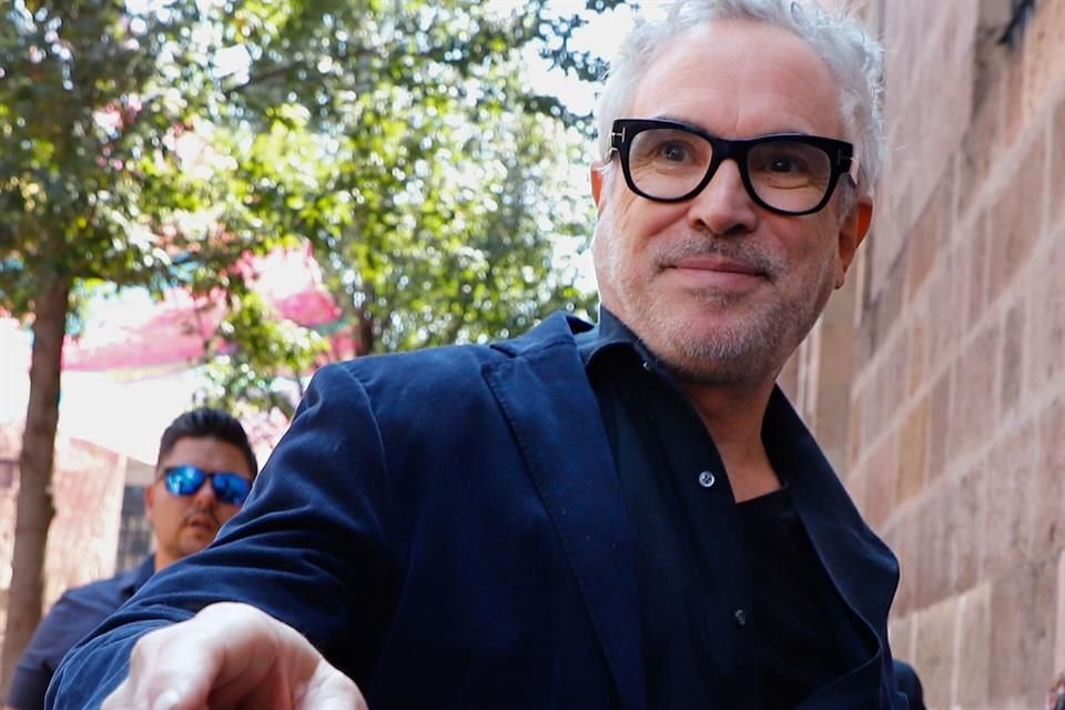 El cineasta Alfonso Cuarón opina que la clave de su miniserie thriller 'Desprecio', de Apple TV+, son las relaciones paternofiliales.