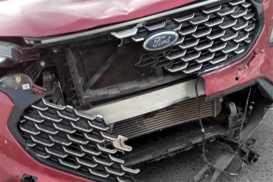 Una camioneta choca de frente a un motociclista, quien quedó con heridas graves y fue trasladado al hospital, en la zona norte de Monterrey.