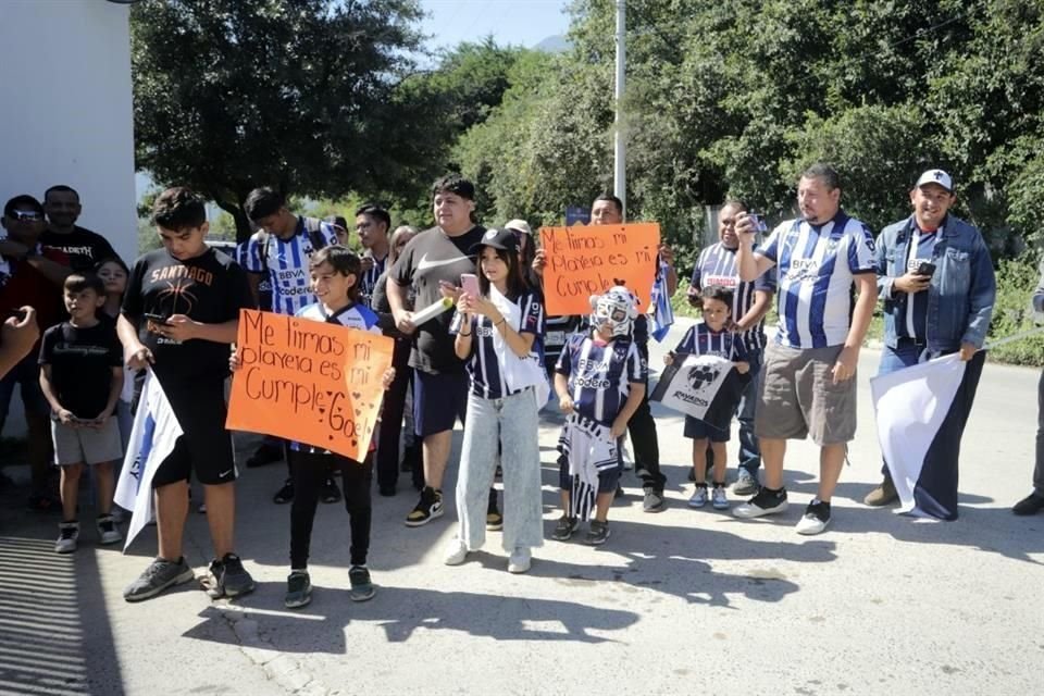 Pequeños aficionados y sus familias esperan la salida de jugadores de Rayados afuera de las instalaciones de El Barrial.