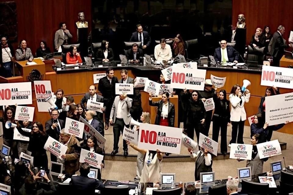 Con votos de Morena y sus aliados, el Senado aprobó esta madrugada la reforma que blinda modificaciones constitucionales mediante amparos, controversias o acciones de inconstitucionalidad.