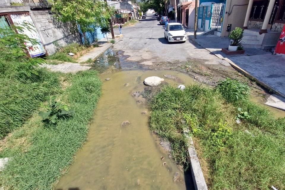 En el cruce de Ejército del Noroeste y Sitio de Mazatlán, se acumula el agua que sale de un drenaje, provocando malos olores y una plaga de moscas.