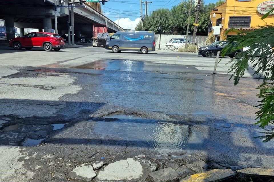 Las aguas negras recorren un tramo de Ruiz Cortines hasta llegar a un pluvial.