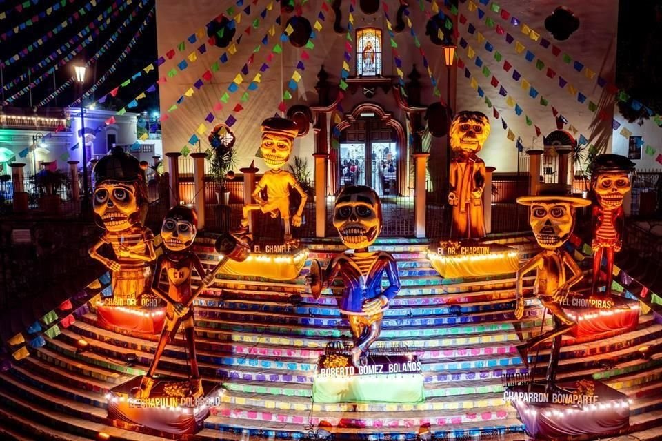 El Municipio de Santiago instala un altar gigante en honor a Roberto Gómez Bolaños 'Chespirito' como parte de tradición anual.