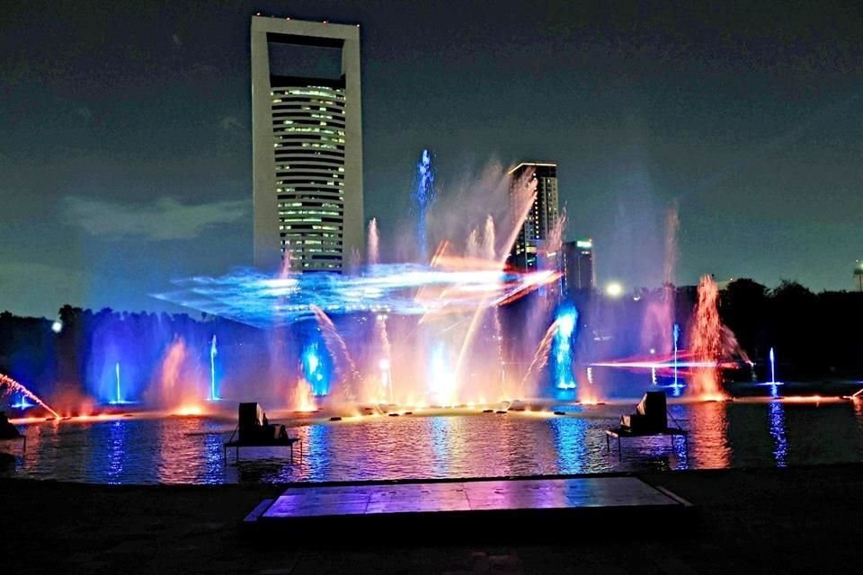 Las coloridas imágenes aparecían en lo alto y se reflejaban sobre el agua del Lago de las olas.