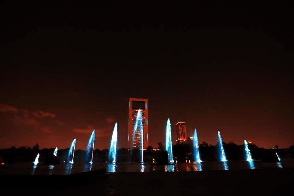 El lugar se oscureció por completo para luego encenderse con luces azules y que surgiera una voz femenina que anunció lo que estaba por llegar: una historia de los pobladores aztecas.