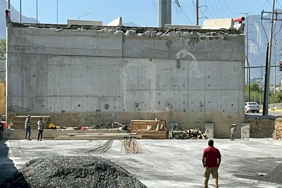 La empresa constructora realiza trabajos de relleno y compactación en la remediación del puente vehicular de Morones Prieto y Jiménez.