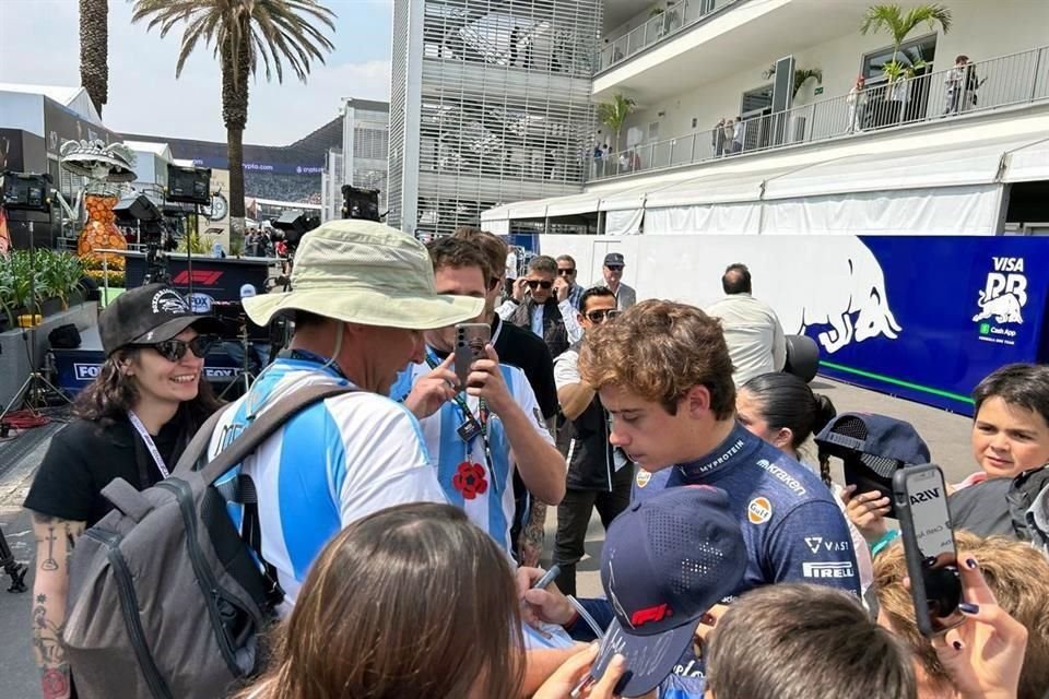 Franco Colapinto cumplió el sueño de dos fanáticos argentinos en el paddock del Autódromo Hermanos Rodríguez.