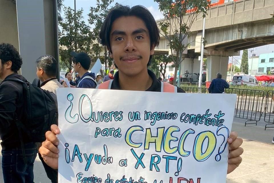 César, parte del grupo de estudiantes de la ESIME Culhuacán que se apostó afuera del Autódromo Hermanos Rodríguez, salió con este cartel para pedir apoyos.