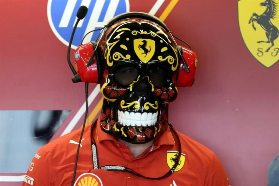 Parte del crew de Ferrari entró en sintonía con su máscara de catrín en alusión al Día de Muertos.