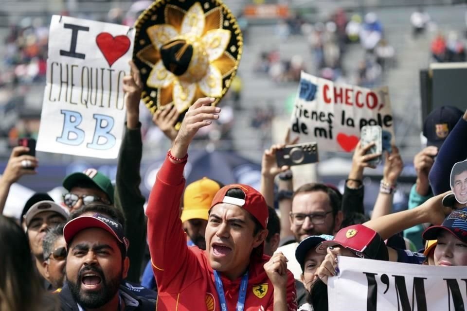 Pancartas en apoyo a Checo Pérez, un fanático de Ferrari y hasta un sombrero de Mariachi hicieron su aparición en el Autódromo.