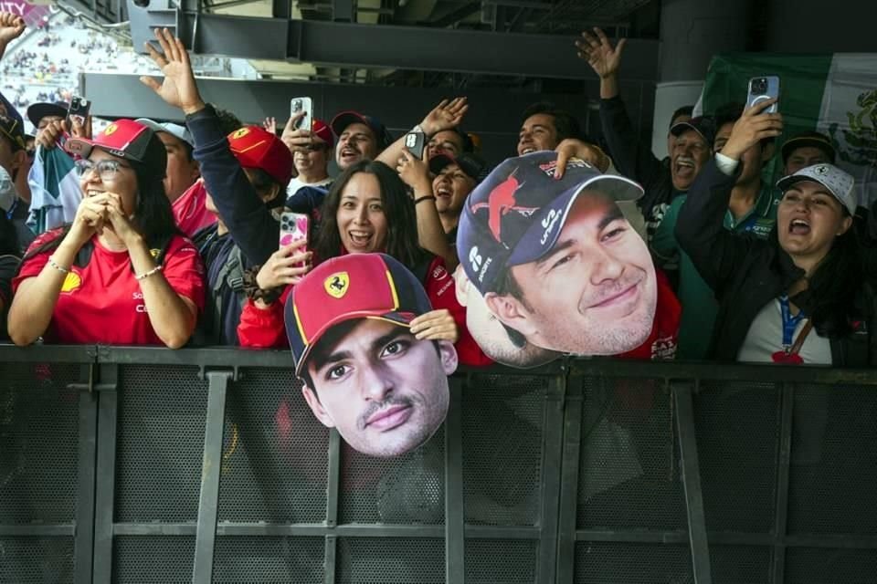 Las caras de Checo Pérez y Carlos Sainz también fueron parte del color de la afición mexicana en el Autódromo Hermanos Rodríguez.