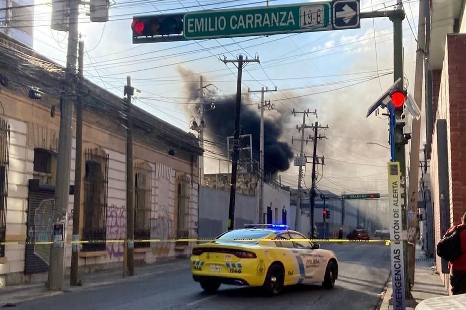 Tránsito de Monterrey cerró la circulación de Washington a la altura de Emilio Carranza.