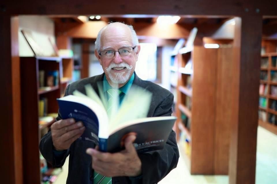Juan Alanís también es maestro, arquitecto, orador y locutor.