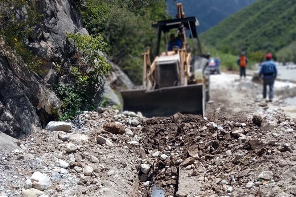 El Municipio de Santiago ofreció apoyo con maquinaria pesada y bultos de concreto.