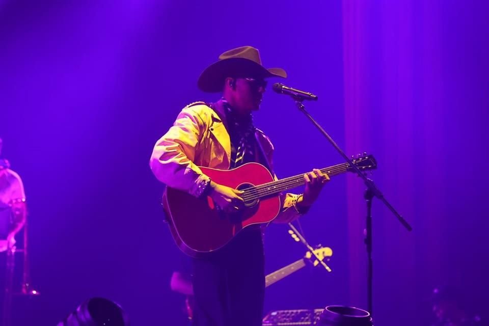 Manuel Medrano inmortalizó su primer show en el Auditorio Nacional para un futuro material en video; deleitó a sus fans con sus temas.