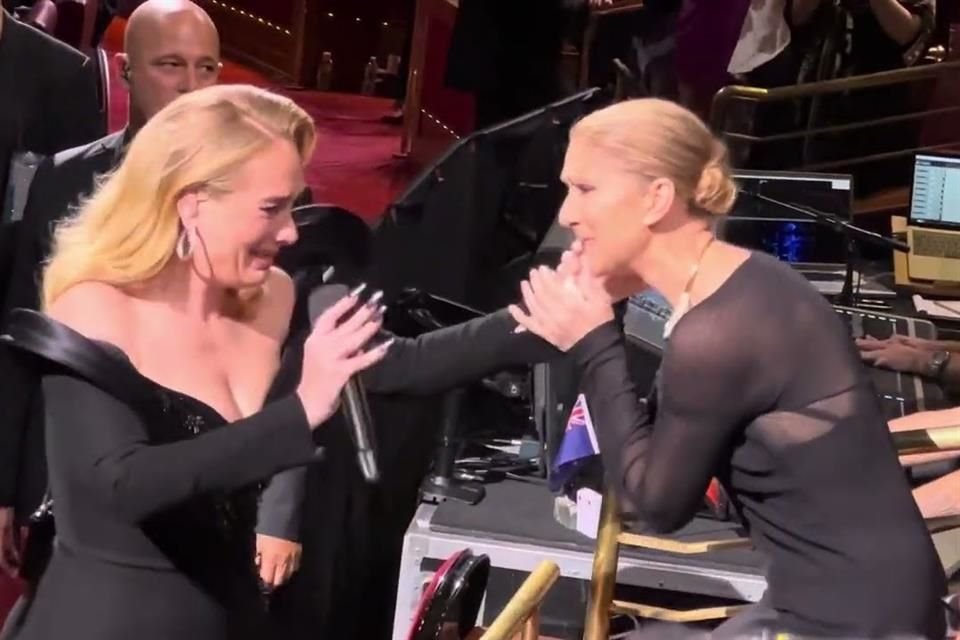 La cantante británica Adele rompió en llanto la noche de este sábado mientras abrazaba a una de sus estrellas favoritas, Céline Dion, durante su espectáculo en Las Vegas.