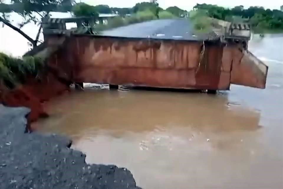 Tramo de la carretera estatal Santiago Tuxtla-Isla colapsó tras las intensas lluvias registradas en los últimos días en el sur de Veracruz.