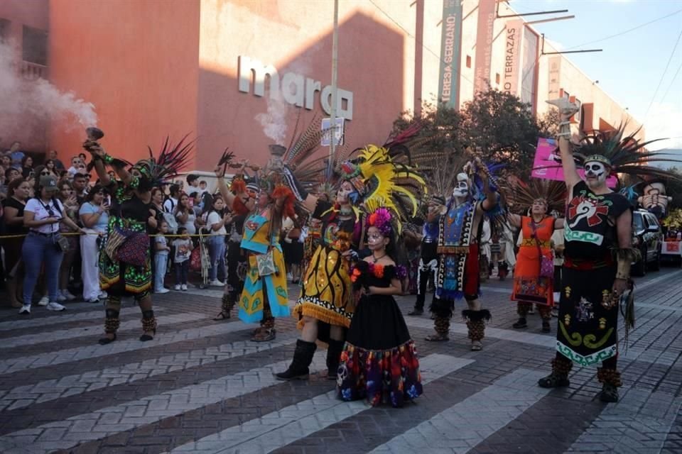 Minutos después de las 16:00 horas comenzó el desfile frente a la Catedral de Monterrey.