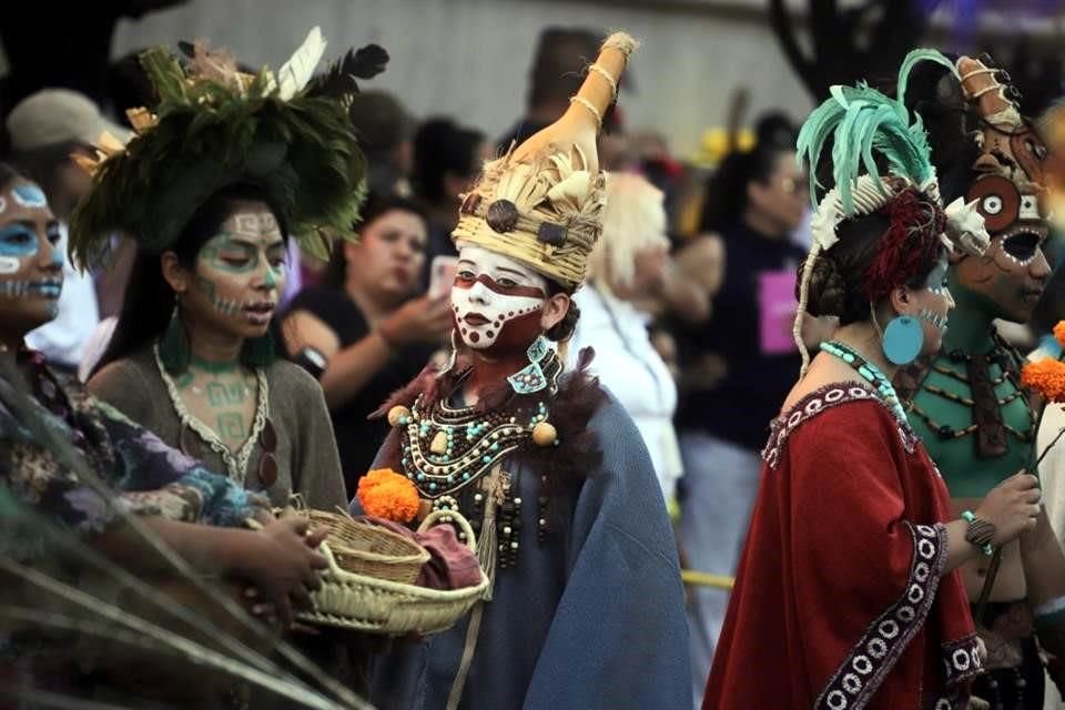 Participaron casi 30 comparsas en el desfile, entre funerarias, asociaciones civiles, empresas, escuelas e instituciones de baile.