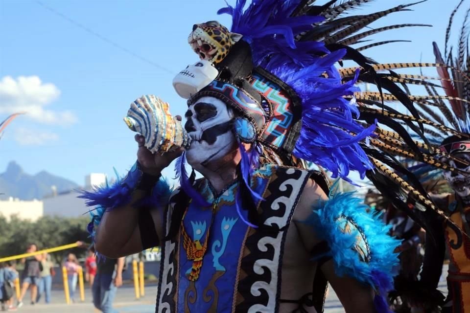 El baile y carcajadas de calacas y catrinas norteñas, con botas y sombrero, es lo que caracterizó este evento.