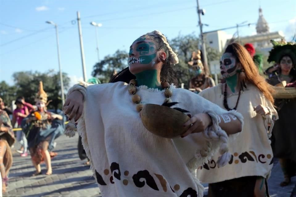 Con bailables rindieron honor a los ancestros.