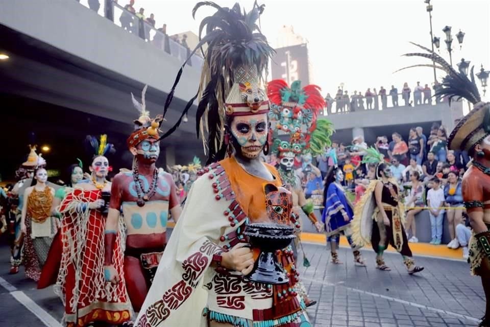 Una danza prehispánica encabezó el recorrido.