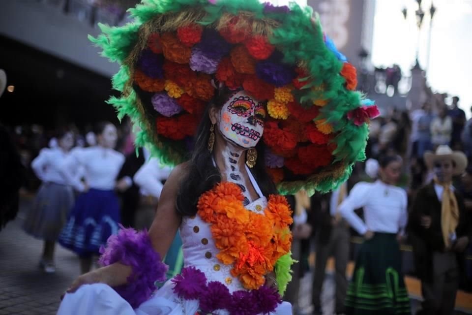 Catrinas con amplios sombreros llamaron la atención.