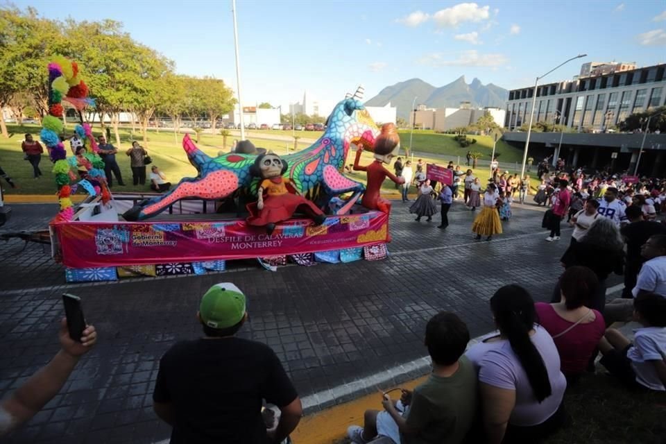 Participaron casi 30 comparsas en el desfile, entre funerarias, asociaciones civiles, empresas, escuelas e instituciones de baile.