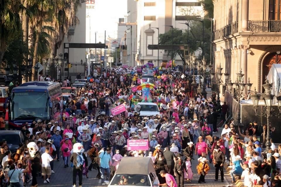 Cientos de personas acompañaron el desfile por las calles del Centro de Monterrey.