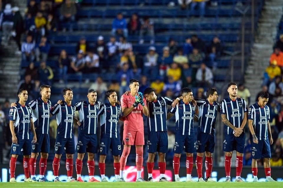 Antes de iniciar el partido, los jugadores de Rayados y del América rindieron honores a la memoria del recién fallecido Fernando Valenzuela.