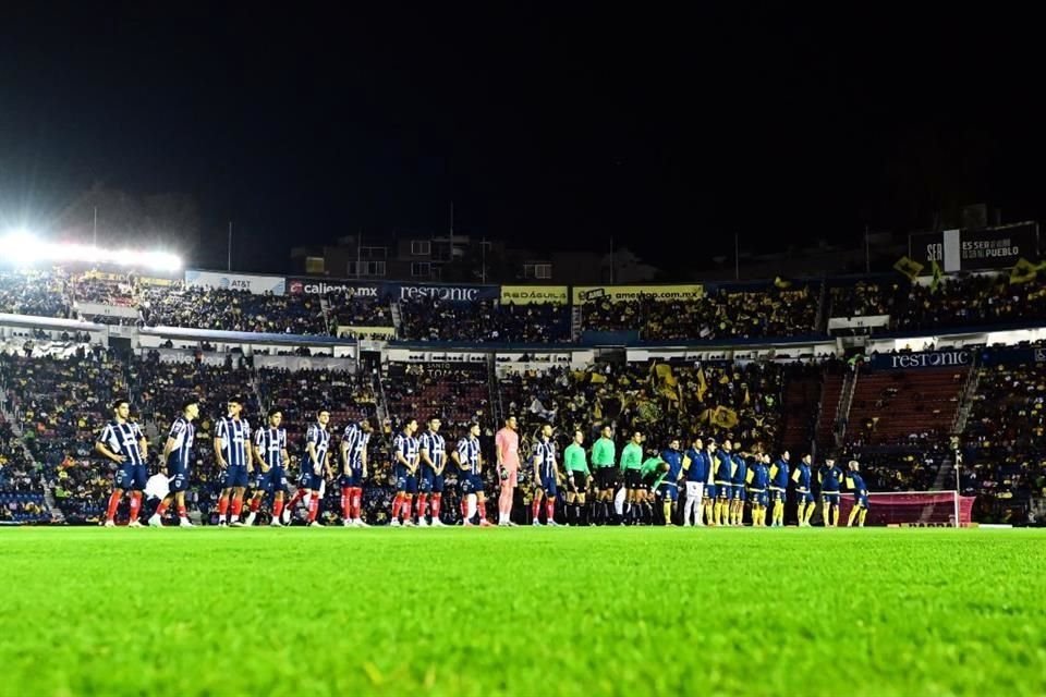 Elementos de Rayados y de las Águilas en los momentos de la ceremonia protocolaria de la Liga MX.