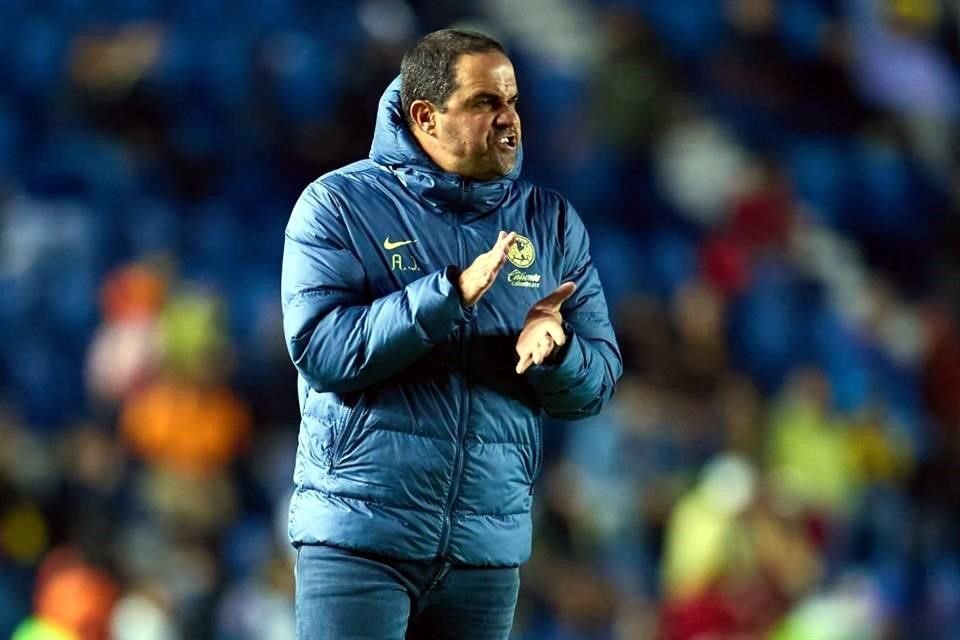 Andre Jardine, DT del América, anima a sus jugadores que no han tenido un buen torneo en el Apertura 2024 de la Liga MX.