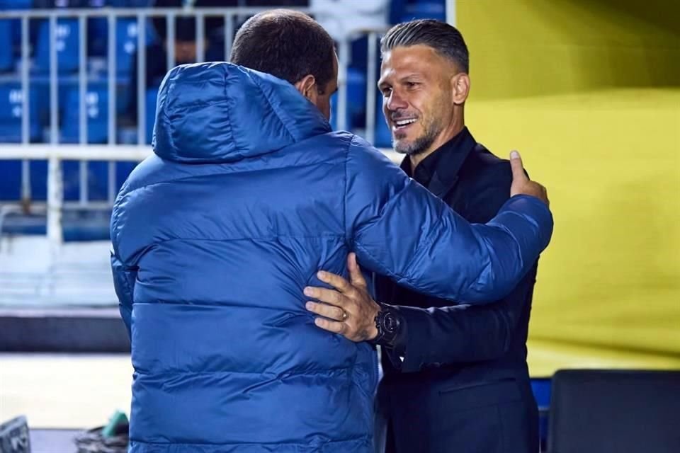 El saludo entre Martín Demichelis (de frente), entrenador del Monterrey,  y André Jardine, técnico del América.