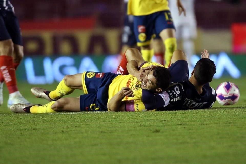 Como pudo, con un candado al cuello, así detuvo Héctor Moreno a Henry Martín, delantero del América.