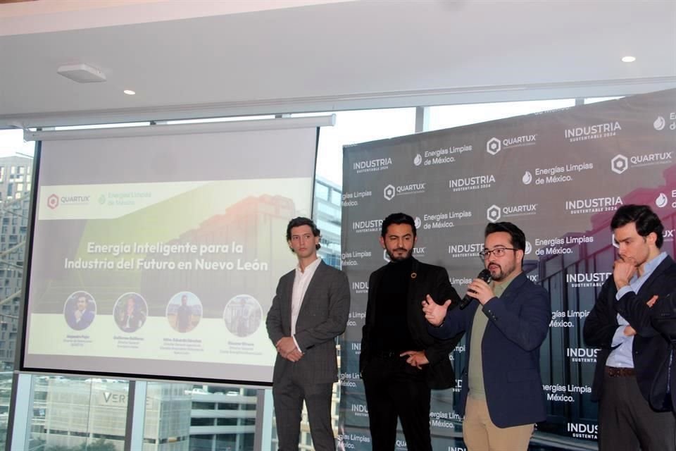 Guillermo Bailleres (izq. a der.), de Energías Limpias de México; Eleazar Rivera, del Cluster Energético de NL; Eduardo Sánchez, de Agencia Estatal de Energías Lmpias, y Alejandro Fájer, de Quadrux.